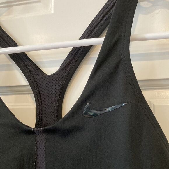 Nike black tank top with built-in shelf, fry size medium - Picture 3 of 7